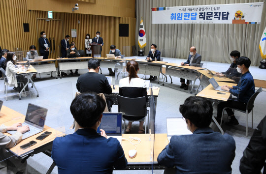 오세훈 서울시장이 17일 서울시청 대회의실에서 시장 취임 한달 기념 기자간담회를 열고 출입기자들의 질문에 답변하고 있다. 이날 간담회장에는 오 시장이 첫 임기를 수행했던 2008년 도입된 서울시 캐릭터 '해치'가 등장하고, 고(故) 박원순 전 서울시장 재임 중 도입된 서울시 브랜드 '아이 서울 유(I·SEOUL·U)'는 없었다.[사진=서울시 제공]